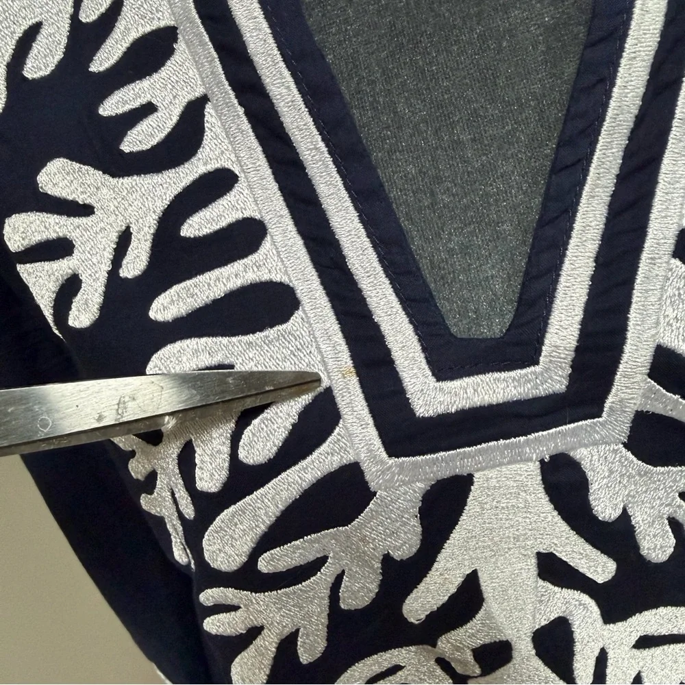 GRETCHEN SCOTT- Women's MEDIUM White Embroidered Tunic The Reef Navy Cover-Up - Picture 2 of 8